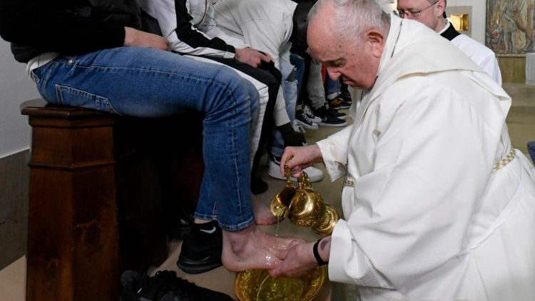 Papa Francisco lava os pés dos jovens do Instituto Penitenciário para Menores de Casal del Marmo | Foto: Vatican Media