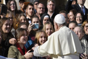 Papa na catequese: a vocação que Jesus dá a todos é a do serviço